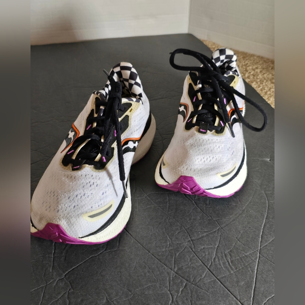 Saucony Triumph 19 Reverie/White Women's Size 9.5 Running Shoes S10678-40 EUC